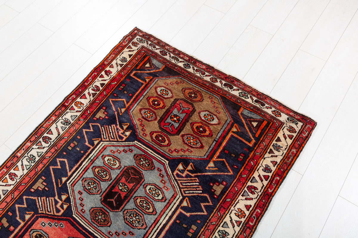Tapis vintage bleu marine, rouge, bleu, et brun Three-Panel Tribal – 7' 7" x 3' 5" (230 x 103 cm)