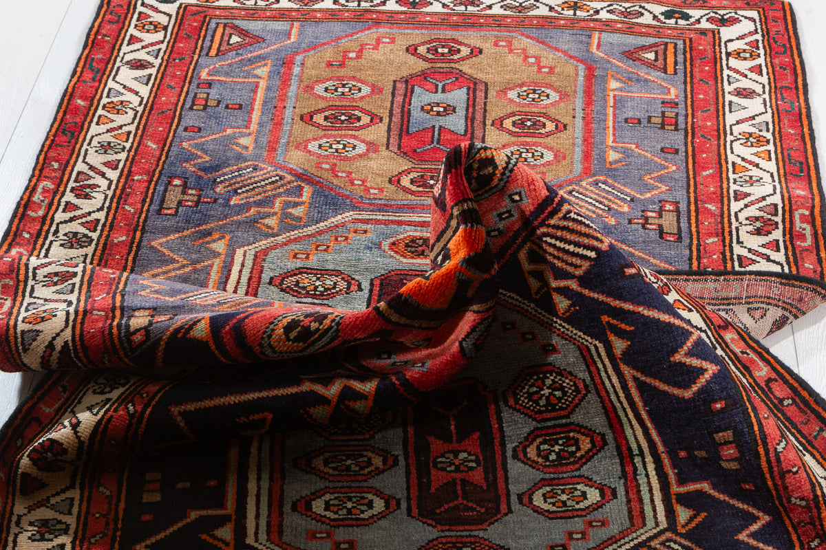 Tapis vintage bleu marine, rouge, bleu, et brun Three-Panel Tribal – 7' 7" x 3' 5" (230 x 103 cm)