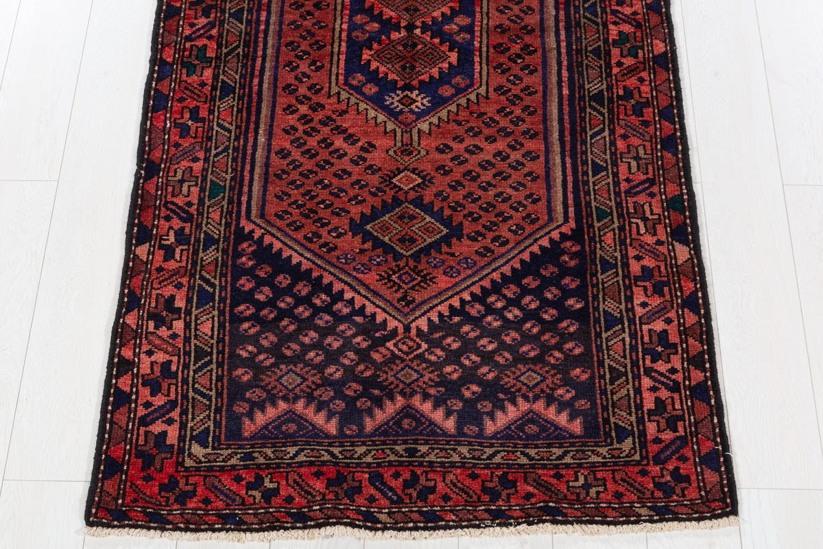 Tapis vintage rouge rouille et bleu marine à médaillon losangé – 6' 7" x 3' 3" (201 x 100 cm)