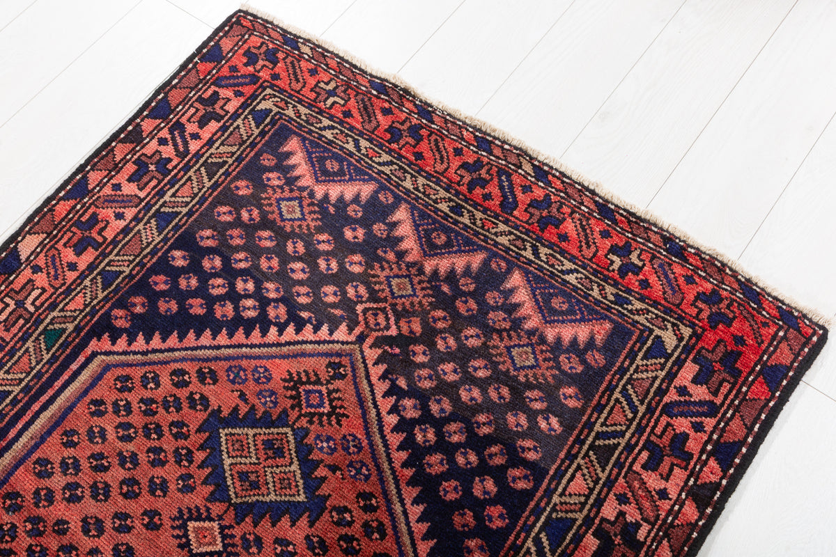 Tapis vintage rouge rouille et bleu marine à médaillon losangé – 6' 7" x 3' 3" (201 x 100 cm)