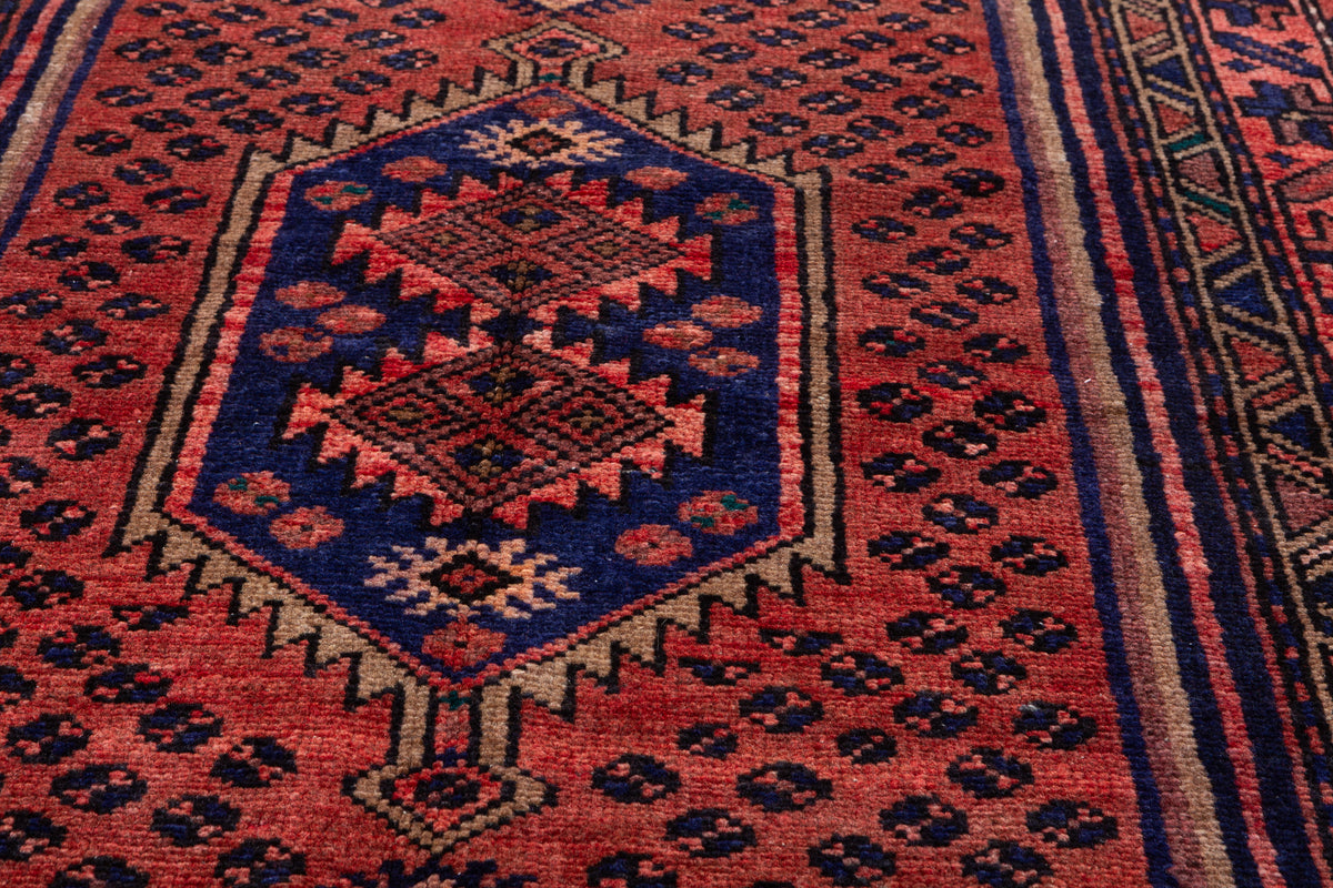 Tapis vintage rouge rouille et bleu marine à médaillon losangé – 6' 7" x 3' 3" (201 x 100 cm)