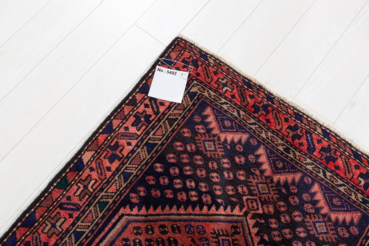 Tapis vintage rouge rouille et bleu marine à médaillon losangé – 6' 7" x 3' 3" (201 x 100 cm)