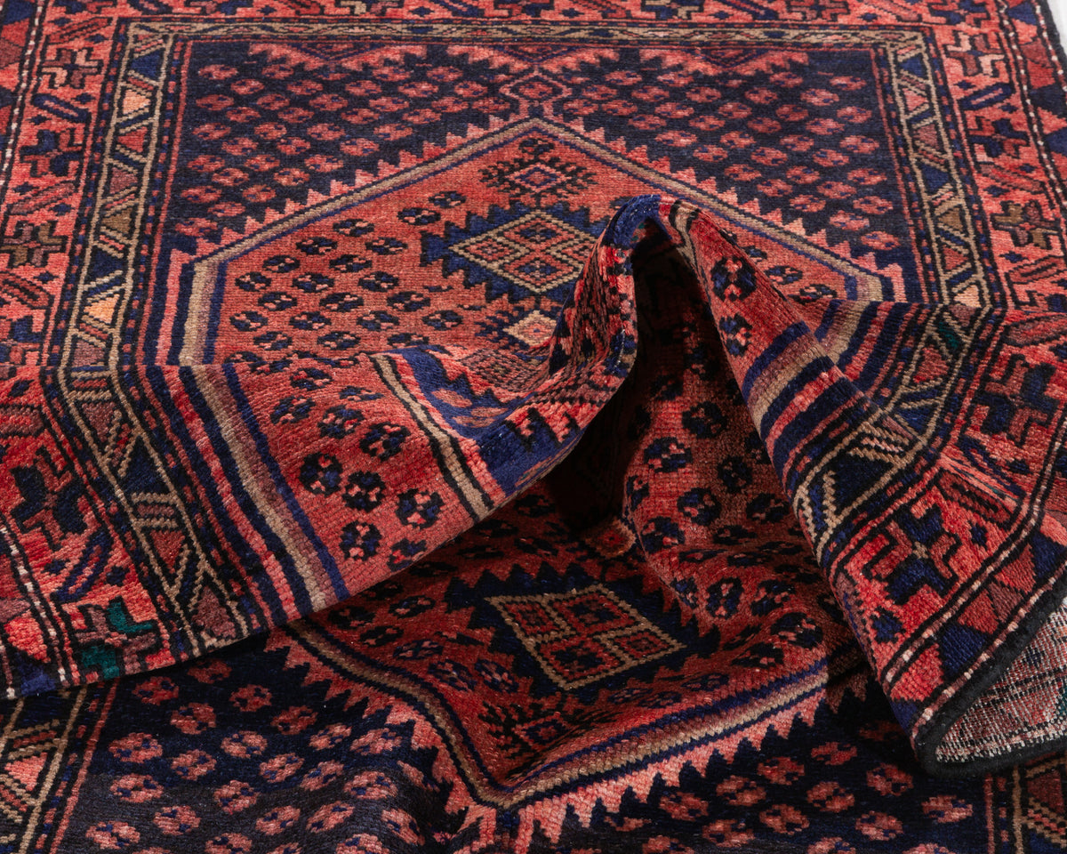 Tapis vintage rouge rouille et bleu marine à médaillon losangé – 6' 7" x 3' 3" (201 x 100 cm)