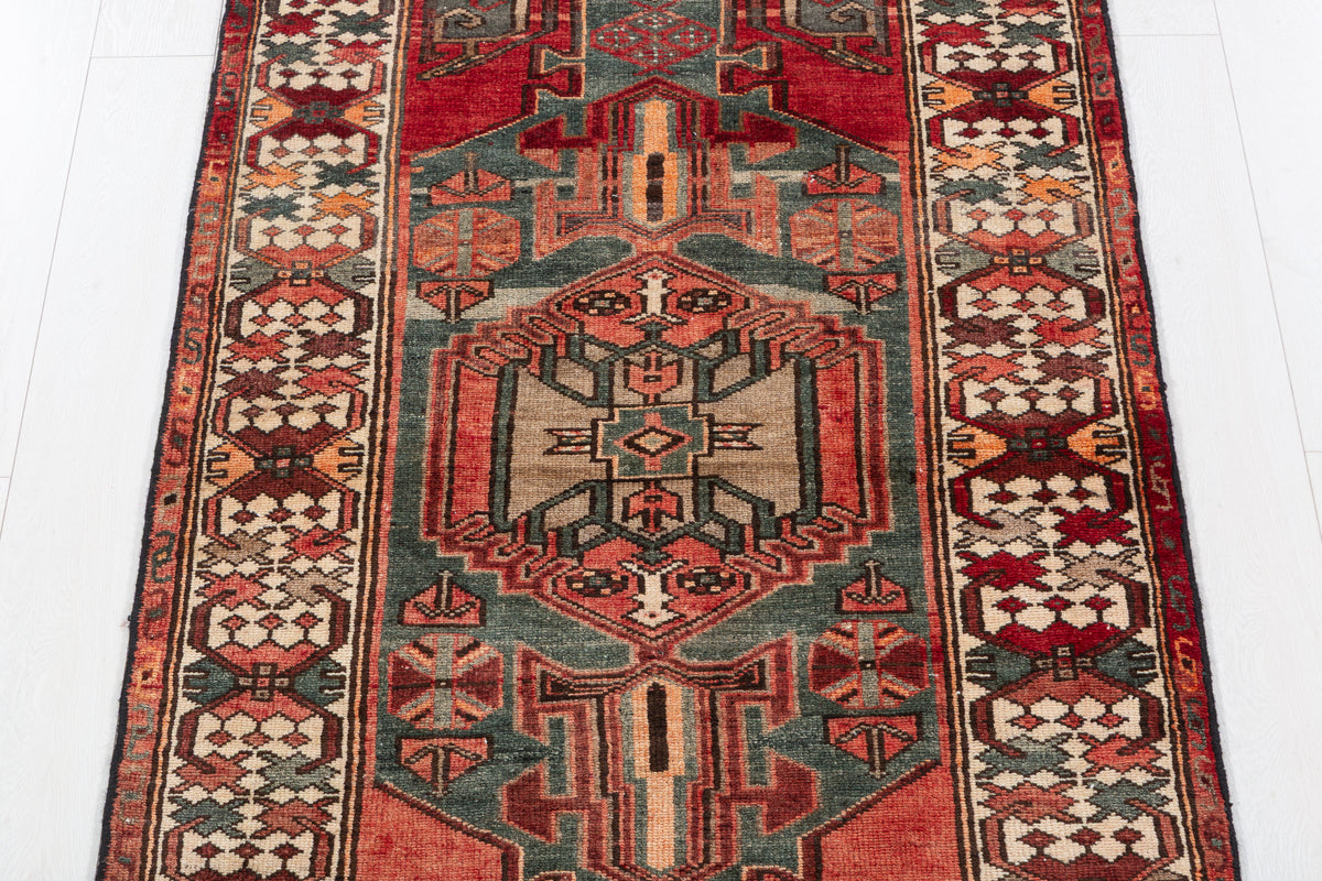 Tapis vintage délavé rouge à médaillon géométrique – 6' 8" x 3' 5" (204 x 104 cm)