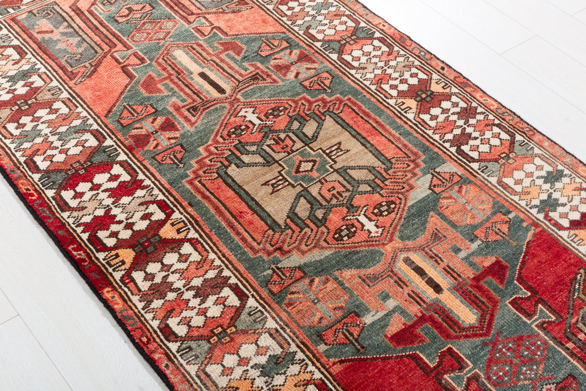 Tapis vintage délavé rouge à médaillon géométrique – 6' 8" x 3' 5" (204 x 104 cm)