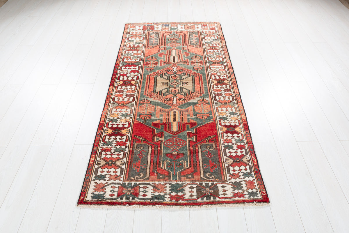 Tapis vintage délavé rouge à médaillon géométrique – 6' 8" x 3' 5" (204 x 104 cm)