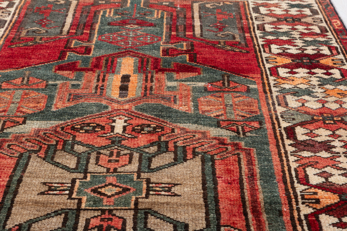 Tapis vintage délavé rouge à médaillon géométrique – 6' 8" x 3' 5" (204 x 104 cm)