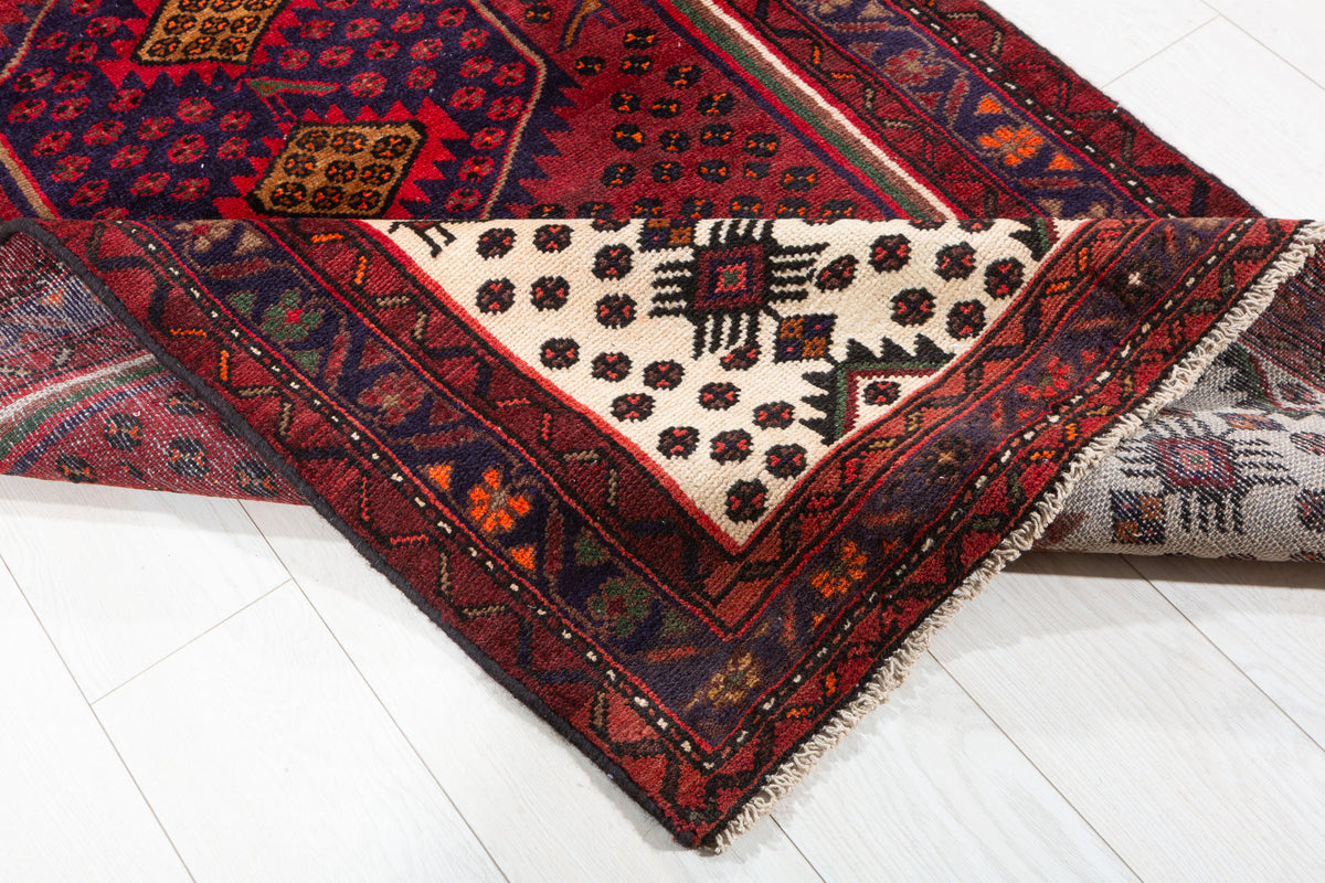 Tapis vintage rouge rouille et bleu marine à médaillon losangé – 6' 6" x 3' 5" (198 x 104 cm)
