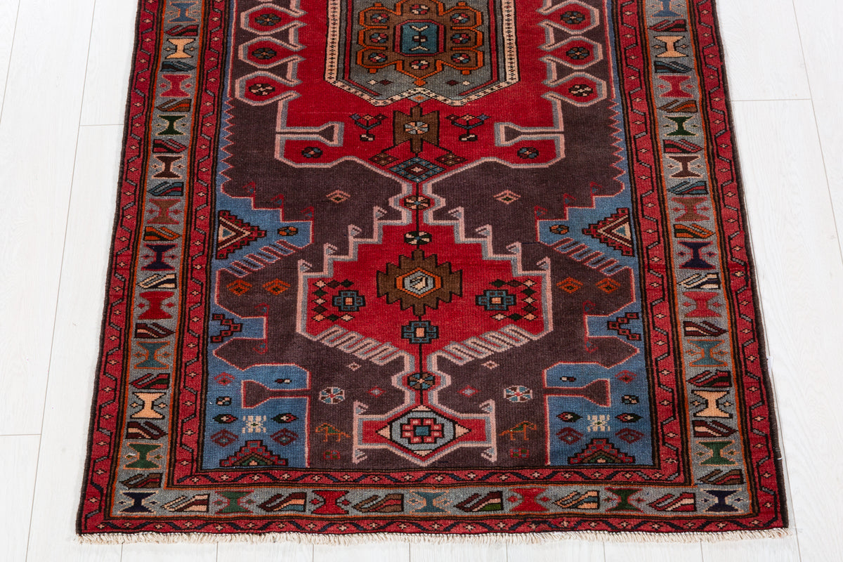 Tapis vintage rouge et bleu à médaillon géométrique – 6' 5" x 3' 7" (196 x 108 cm)