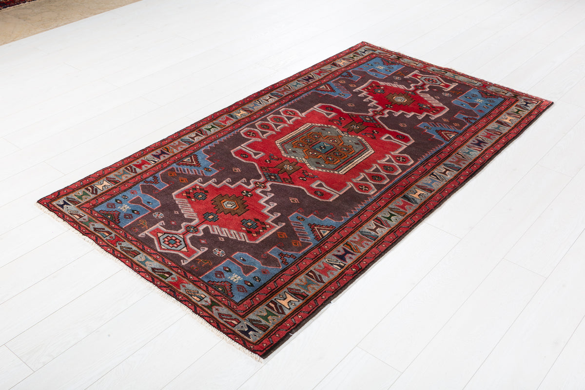 Tapis vintage rouge et bleu à médaillon géométrique – 6' 5" x 3' 7" (196 x 108 cm)