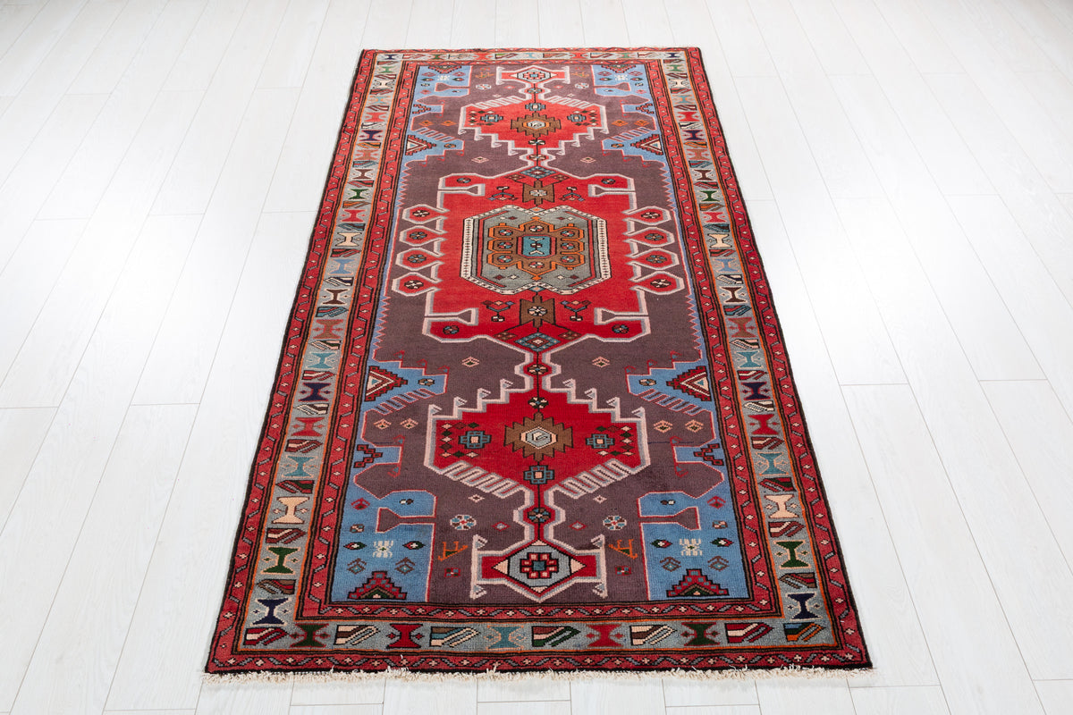Tapis vintage rouge et bleu à médaillon géométrique – 6' 5" x 3' 7" (196 x 108 cm)