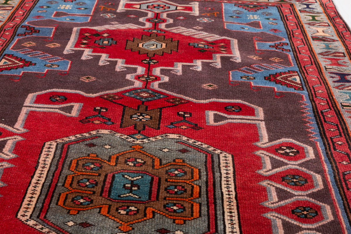 Tapis vintage rouge et bleu à médaillon géométrique – 6' 5" x 3' 7" (196 x 108 cm)