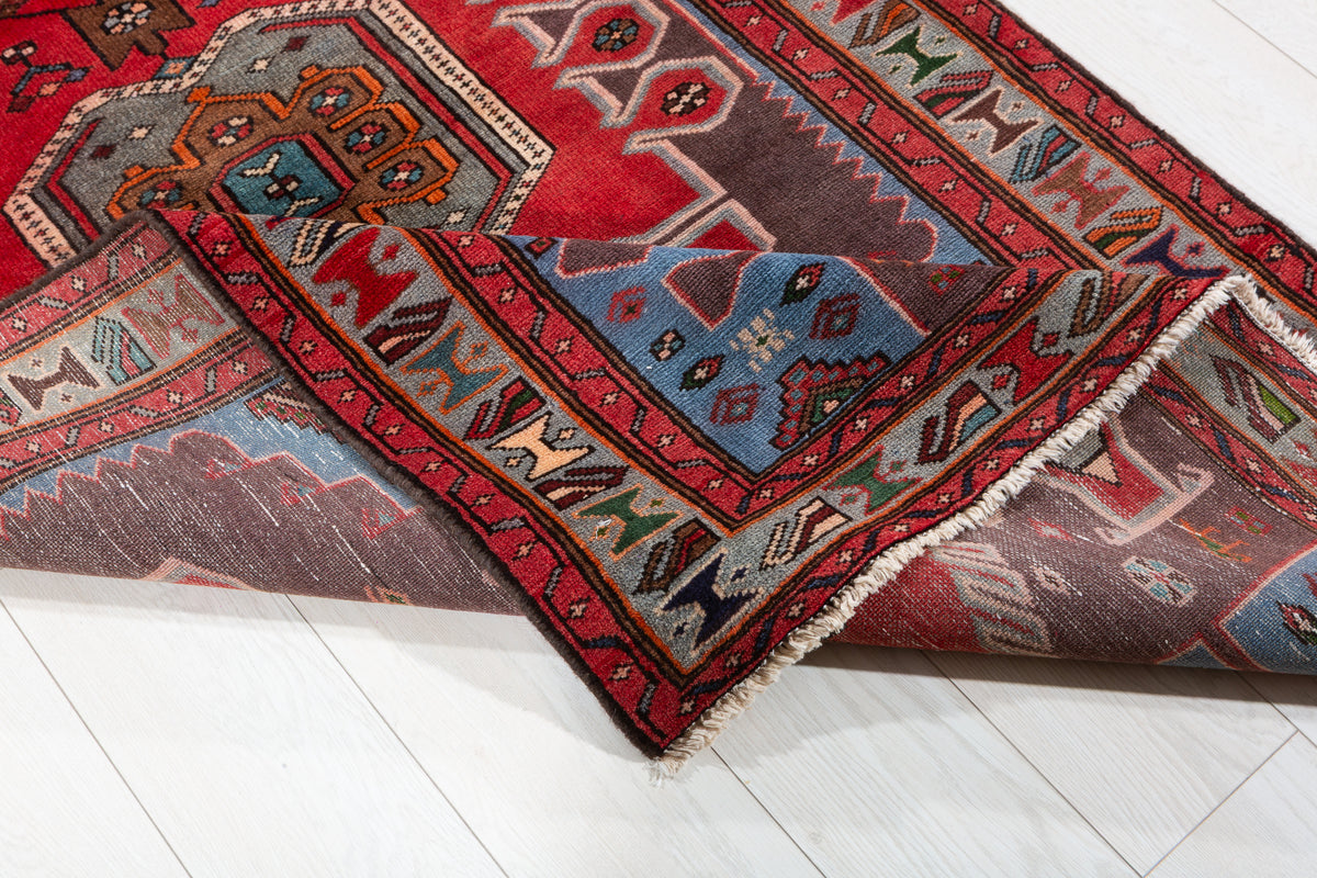 Tapis vintage rouge et bleu à médaillon géométrique – 6' 5" x 3' 7" (196 x 108 cm)