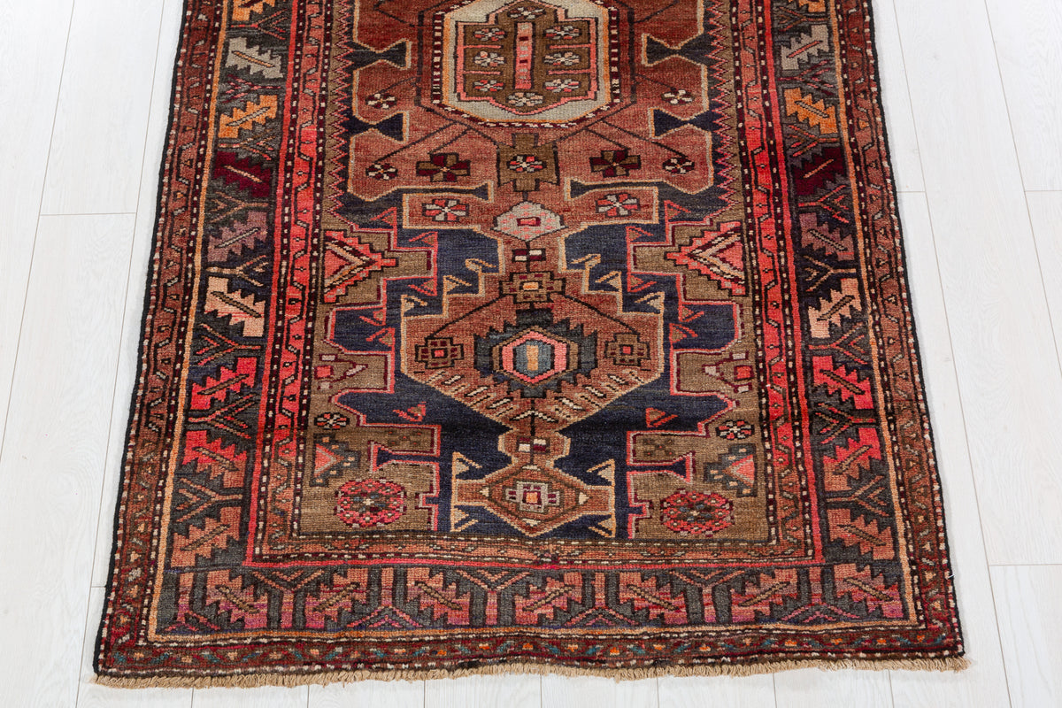 Tapis vintage délavé rouge rouille et brun à médaillons reliéss – 7' 1" x 3' 7" (215 x 110 cm)
