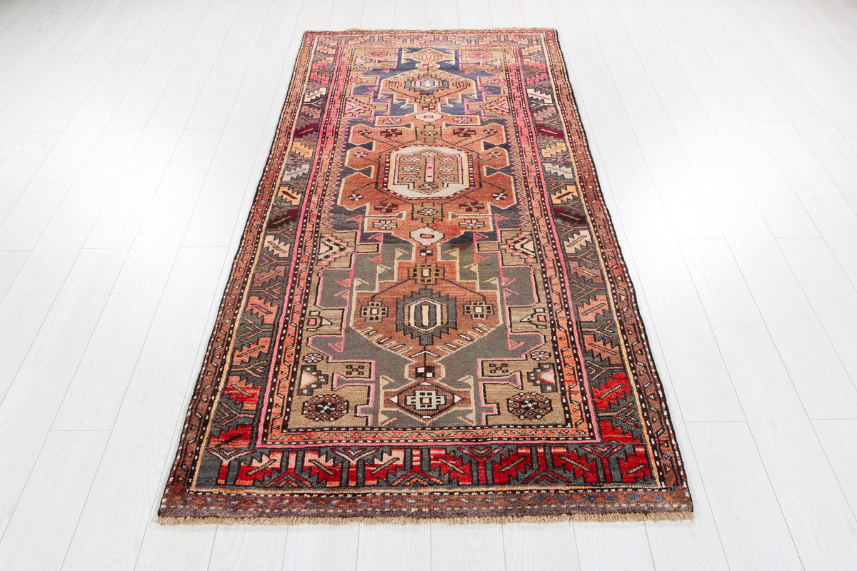 Tapis vintage délavé rouge rouille et brun à médaillons reliéss – 7' 1" x 3' 7" (215 x 110 cm)