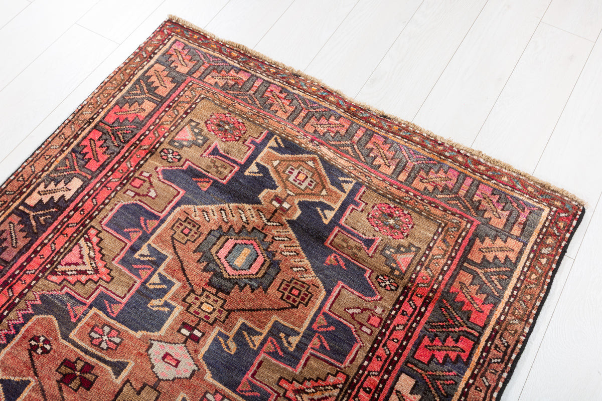 Tapis vintage délavé rouge rouille et brun à médaillons reliéss – 7' 1" x 3' 7" (215 x 110 cm)