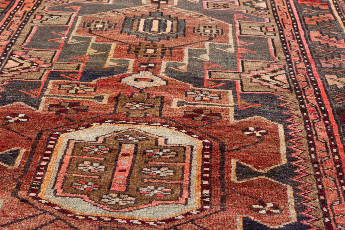 Tapis vintage délavé rouge rouille et brun à médaillons reliéss – 7' 1" x 3' 7" (215 x 110 cm)