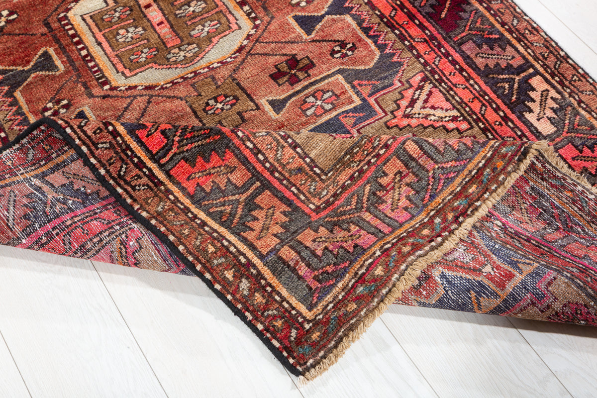 Tapis vintage délavé rouge rouille et brun à médaillons reliéss – 7' 1" x 3' 7" (215 x 110 cm)