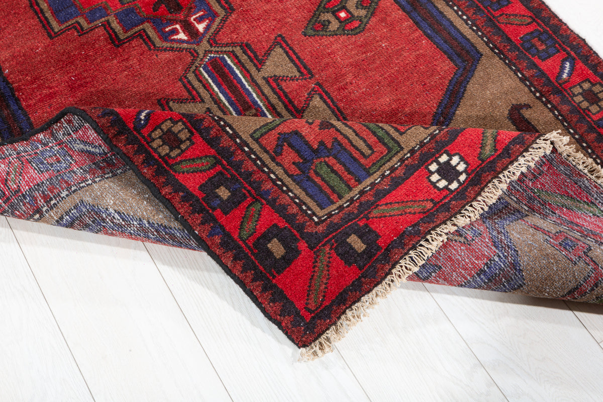 Tapis vintage rouge et brun Stepped à médaillon géométrique – 6' 2" x 3' 3" (189 x 98 cm)