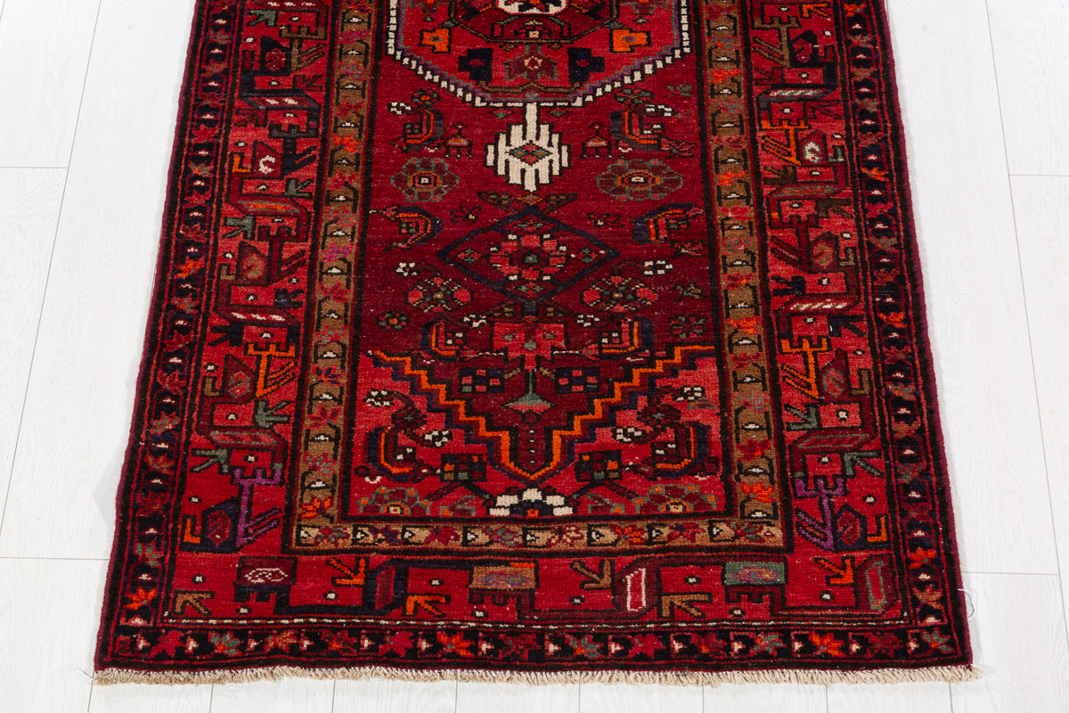 Tapis vintage rouge à médaillon géométrique – 6' 9" x 3' 4" (207 x 102 cm)