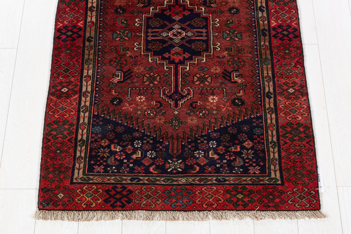 Tapis vintage rouge rouille et bleu marine profond à médaillon géométrique allongé – 6' 5" x 3' 2" (195 x 96 cm)