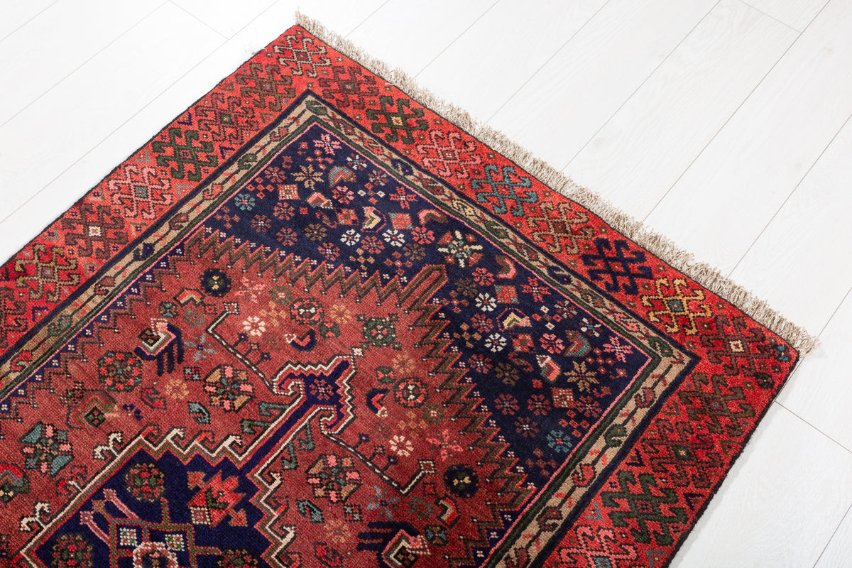Tapis vintage rouge rouille et bleu marine profond à médaillon géométrique allongé – 6' 5" x 3' 2" (195 x 96 cm)