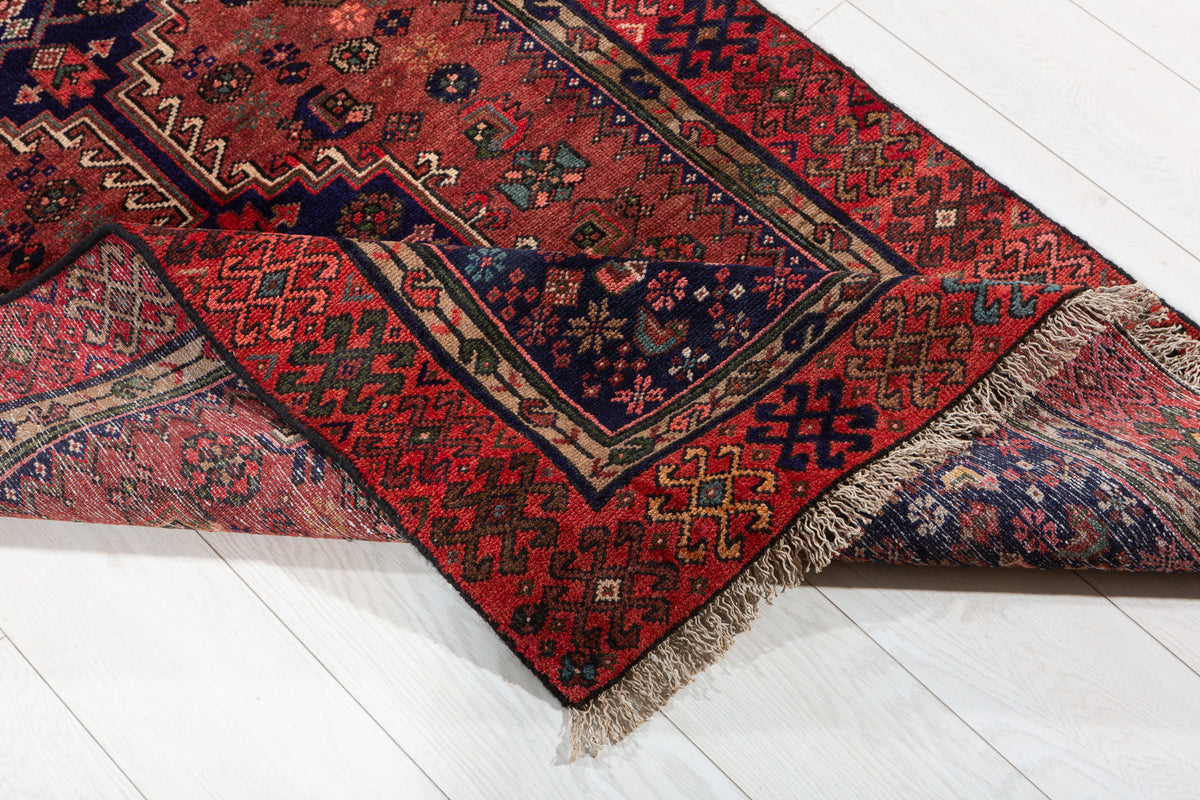 Tapis vintage rouge rouille et bleu marine profond à médaillon géométrique allongé – 6' 5" x 3' 2" (195 x 96 cm)