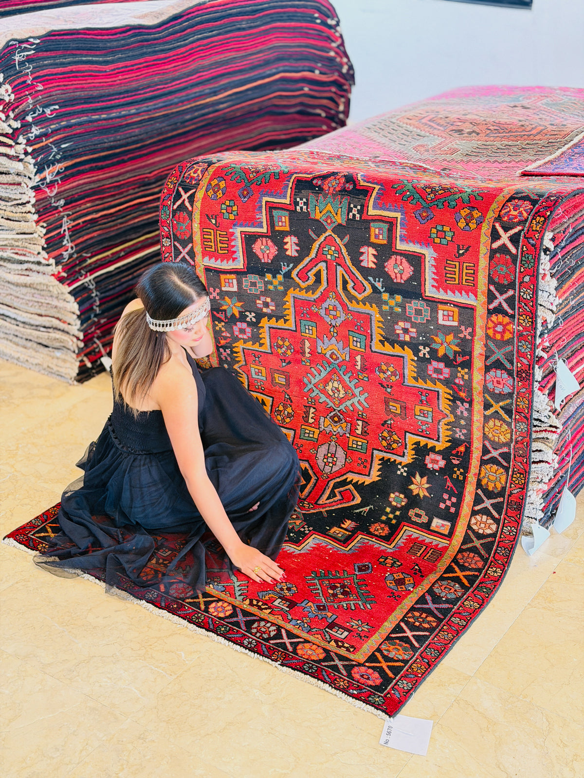 Rare Vintage Red, Black Bold Medallion Area Rug – 7' 0" x 4' 3" (214 x 129 cm)
