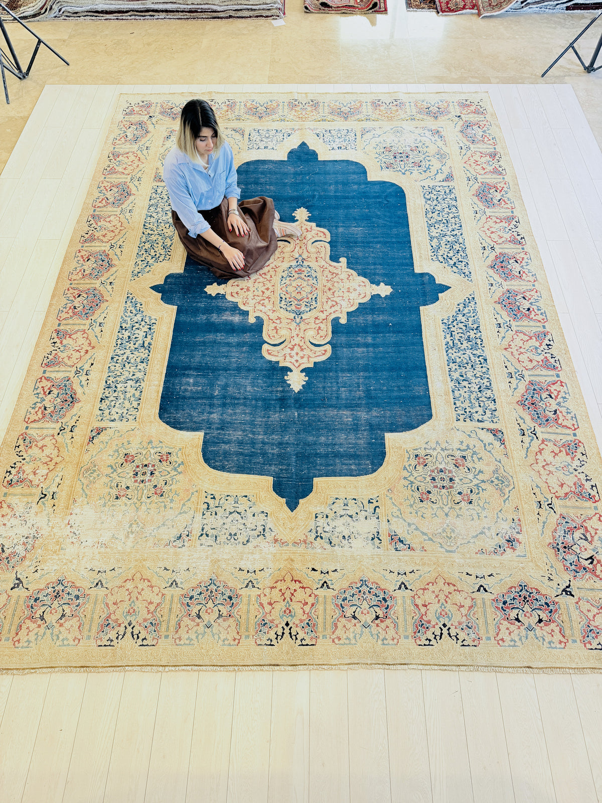 Collectible Antique Navy blue Floral Rug – 13' 7" x 9' 7" (413 x 292 cm)