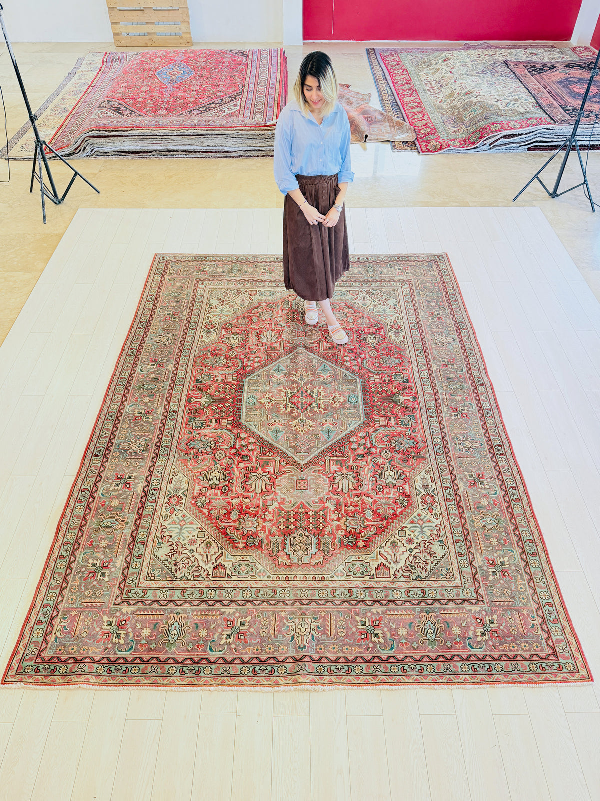 Collectible Antique Red Floral Rug – 10' 11" x 7' 11" (333 x 241 cm)