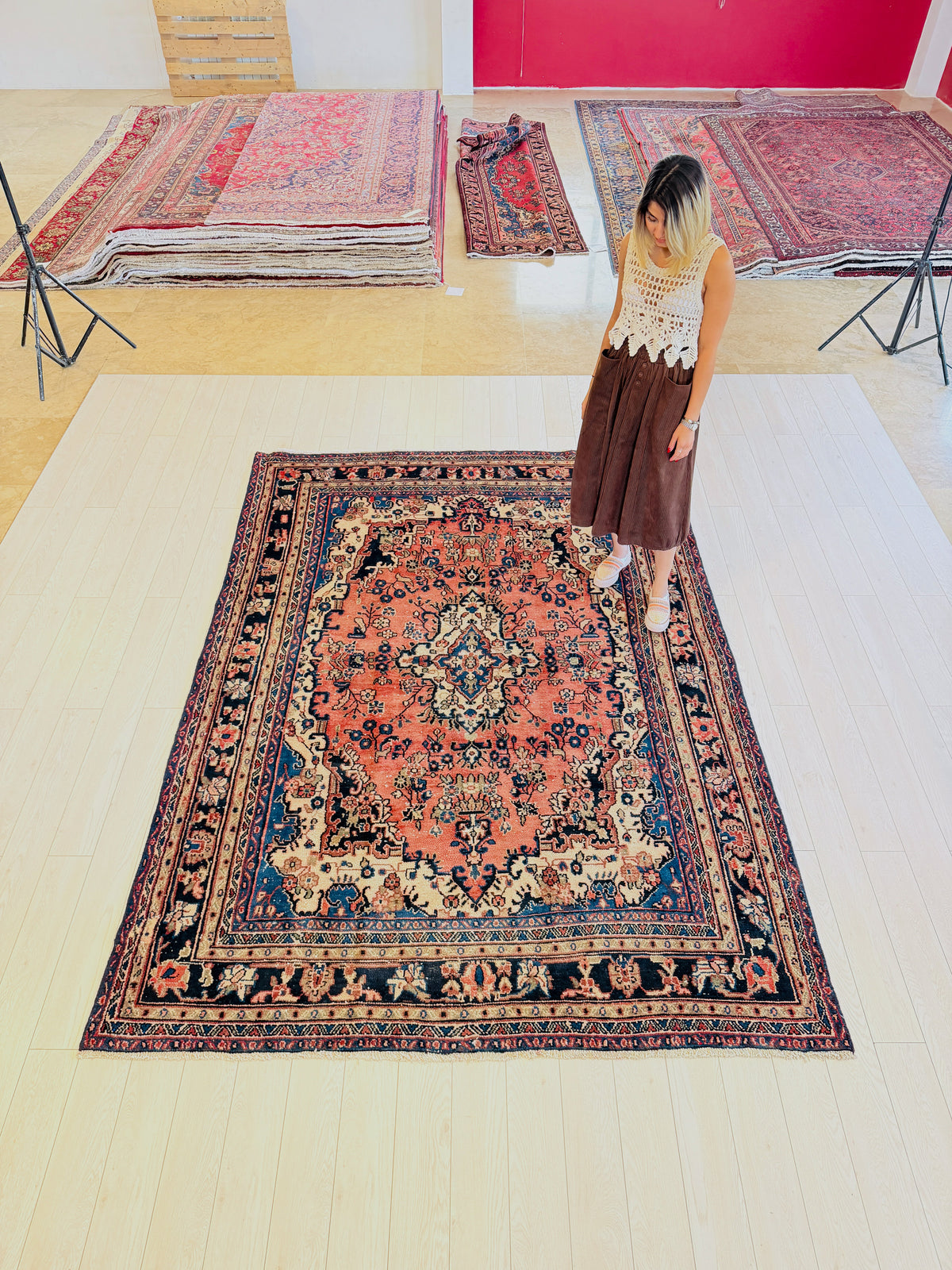 Vintage Bright red Floral Rug – 9' 7" x 6' 10" (291 x 209 cm)
