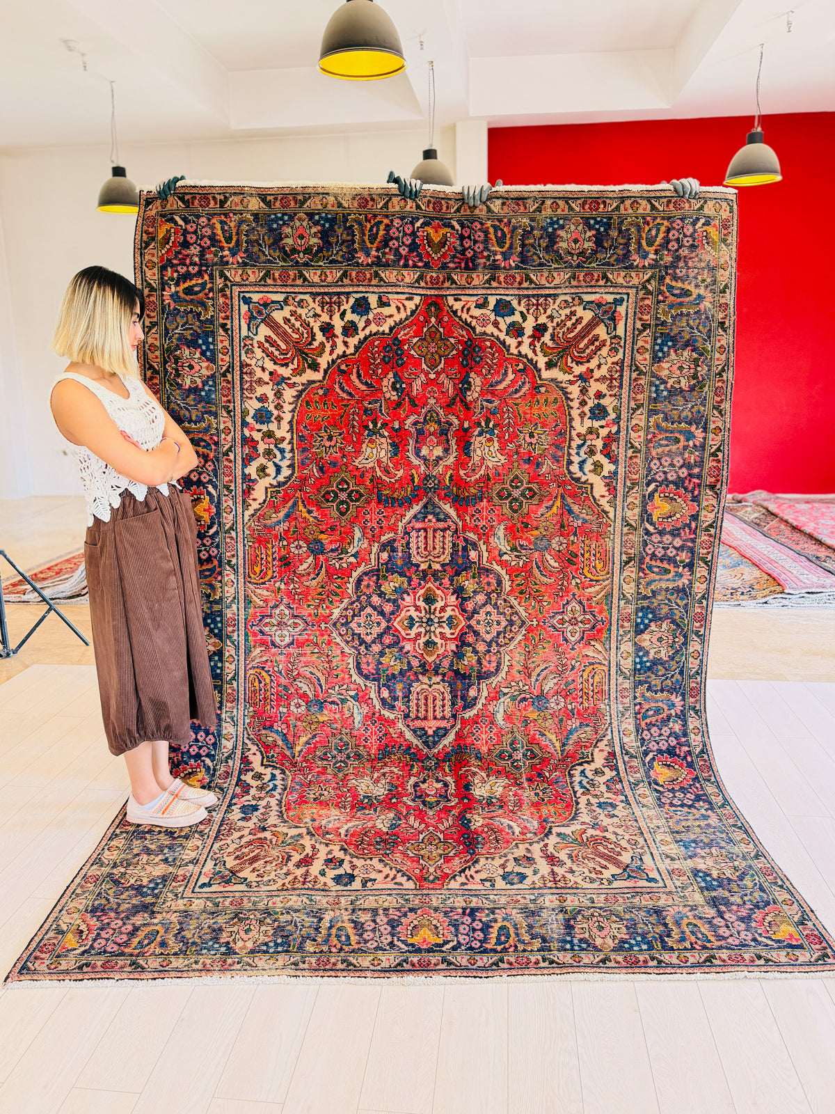 Antique Red and Navy Blue Floral Rug – 9' 9" x 6' 7" (297 x 200 cm)