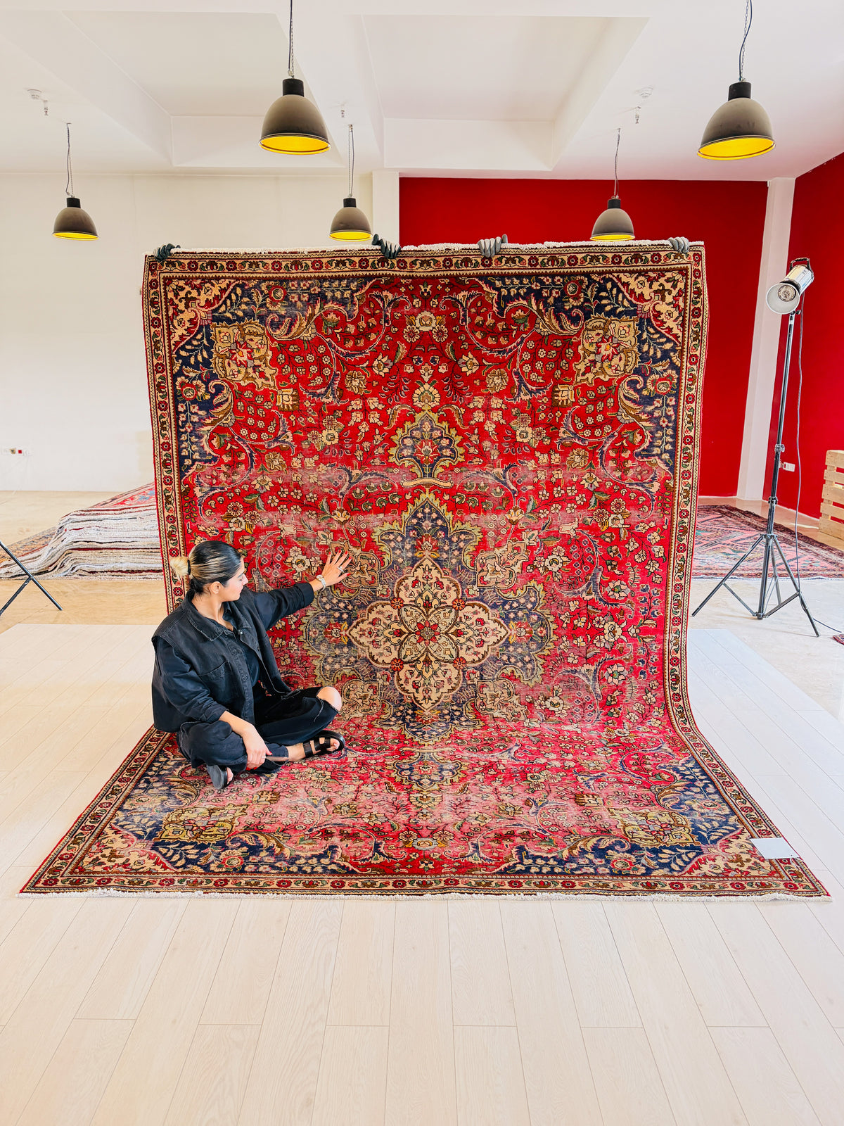 Antique Red Floral Rug – 10' 7" x 7' 7" (323 x 231 cm)