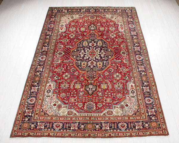 9' 8" x 6' 4" Excellent Hand-Knotted Vintage Area Rug