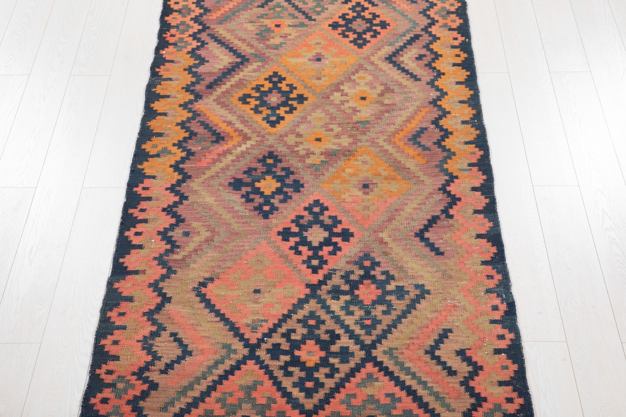 Top-down view of the runner's diamond lattice pattern in navy and orange.