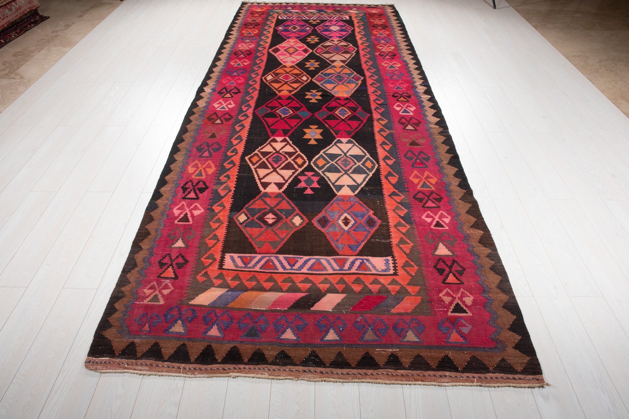 Full-length view of the Persian Shiraz kilim rug from the opposite end.