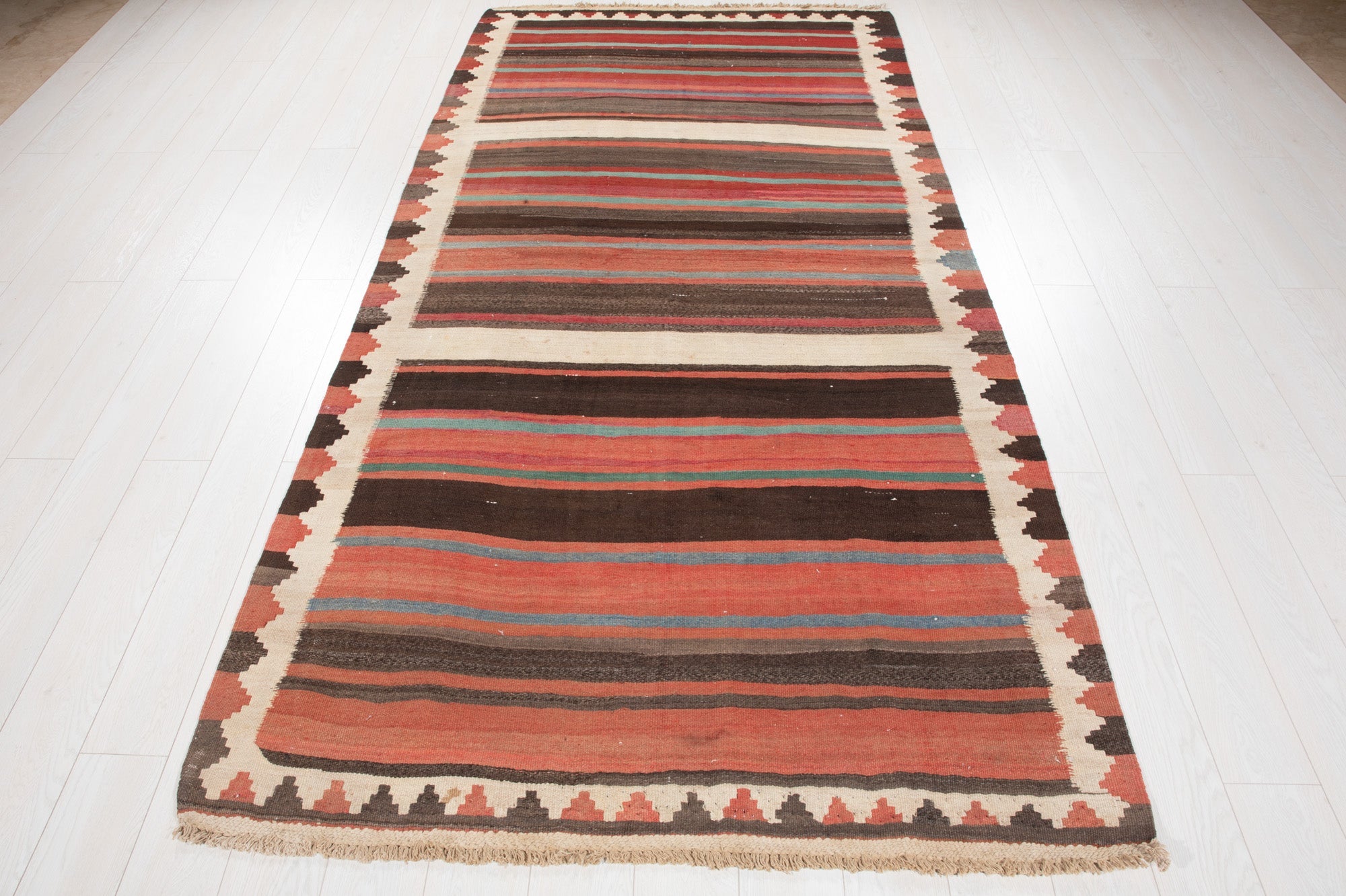 Full-length view of the Shiraz Persian kilim rug from the opposite end.