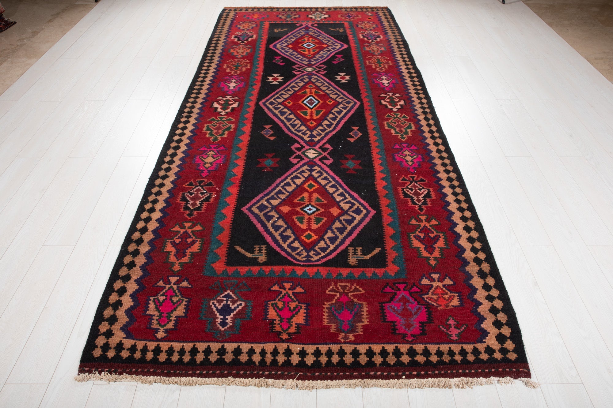 Full-length view of the Shiraz Persian kilim rug from the opposite end.