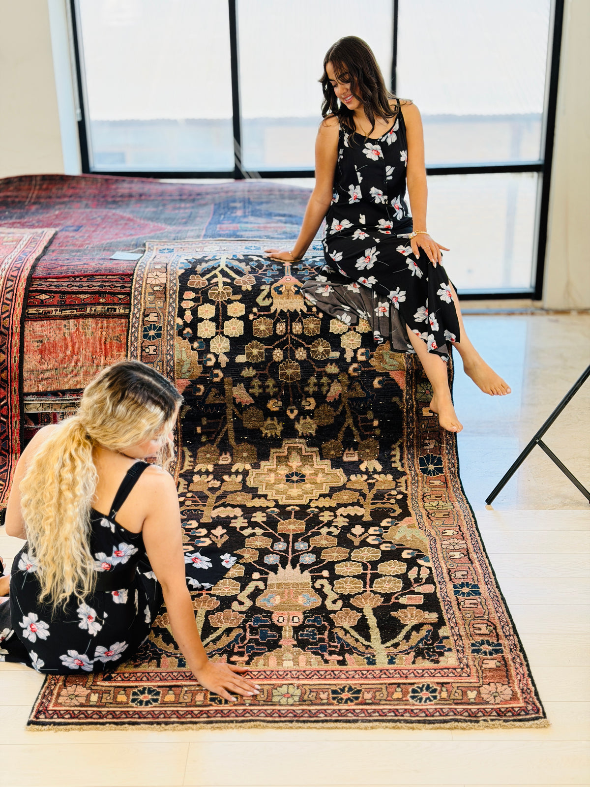 Antique Floral Medallion Wool Rug, Deep Navy Blue & Rust Red – 8' 9" x 3' 11" (266 x 119 cm)