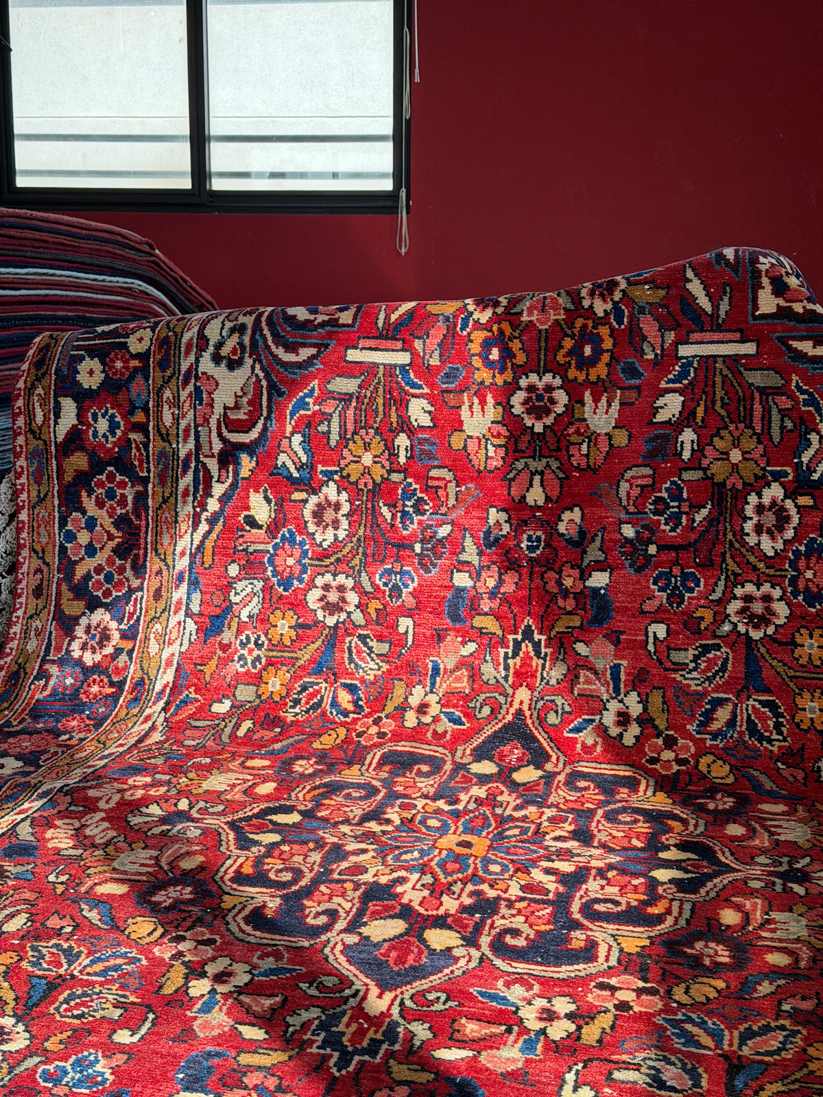 Vintage Red Floral Medallion Wool Rug – 9' 9" x 5' 1" (298 x 156 cm)