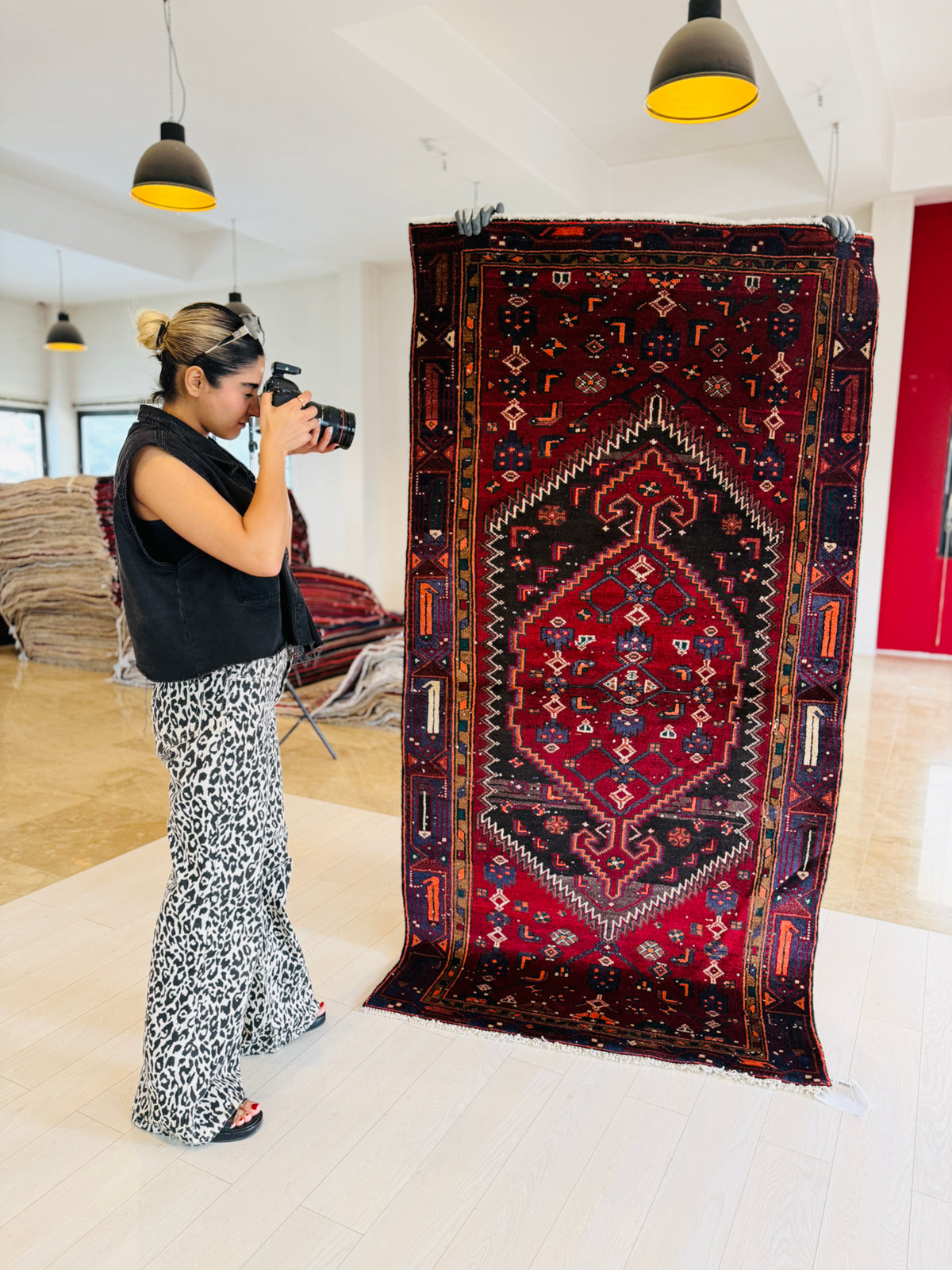 Vintage Red & Black Hand-Knotted Wool Rug – 7' 6" x 3' 10" (228 x 116 cm)