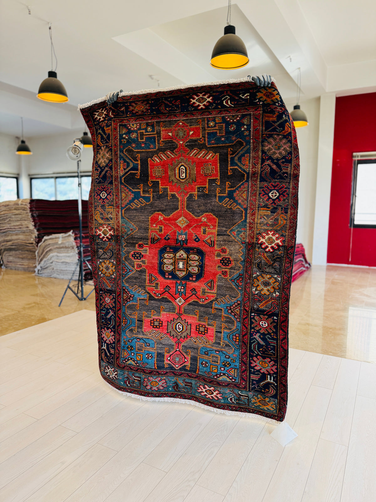 Tapis ancien en laine nouée à la main, noir charbon et rouge – 6' 0" x 4' 3" (182 x 130 cm)