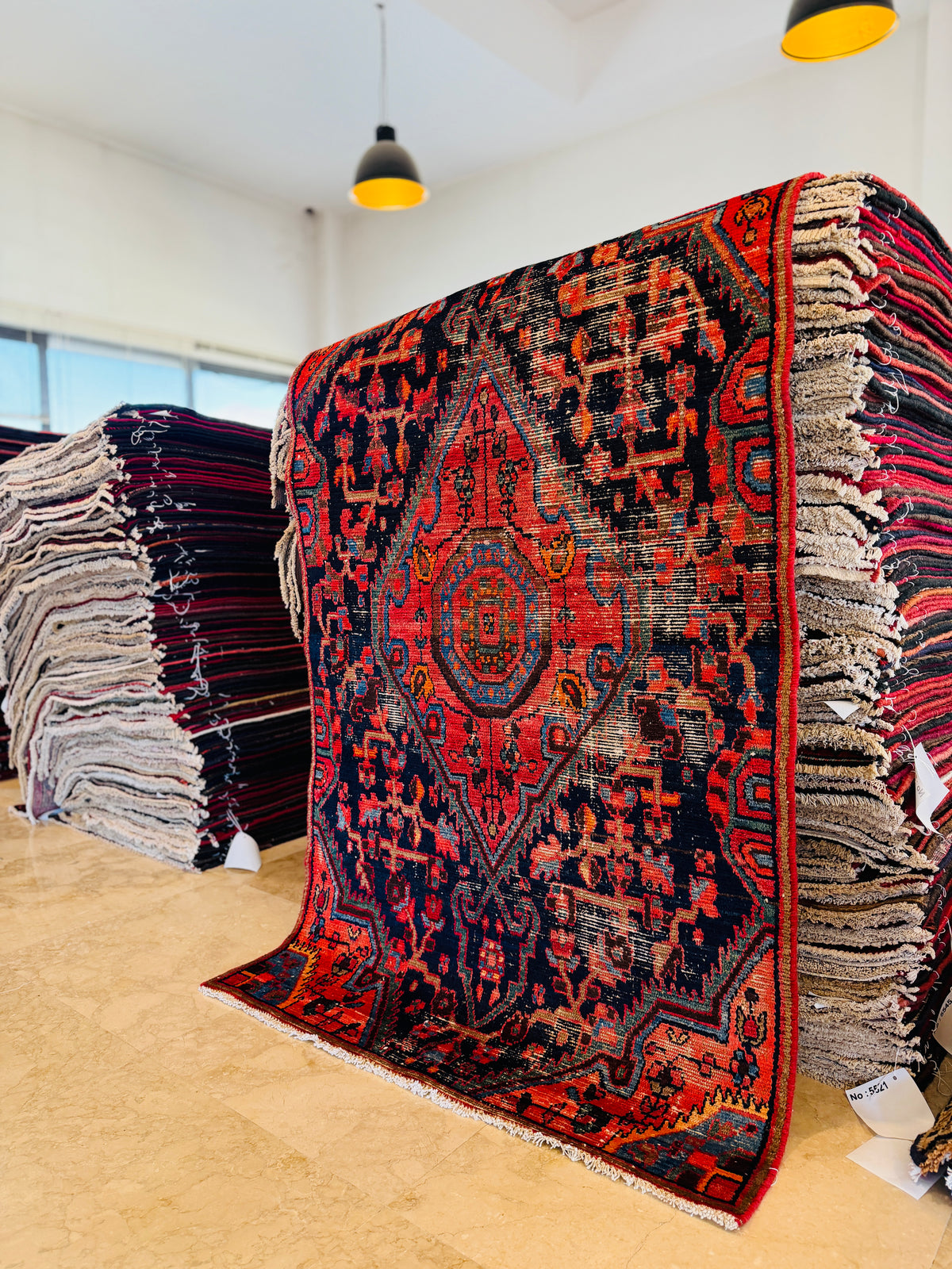 Tapis ancien en laine nouée à la main, bleu marine et rouge – 6' 1" x 3' 8" (185 x 112 cm)
