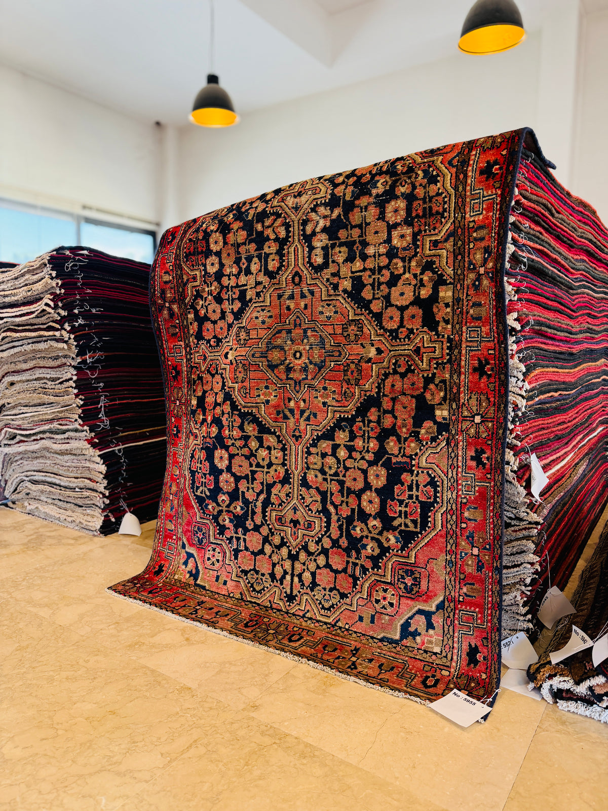 Tapis ancien en laine nouée à la main, bleu marine et rouge – 6' 2" x 4' 3" (188 x 129 cm)