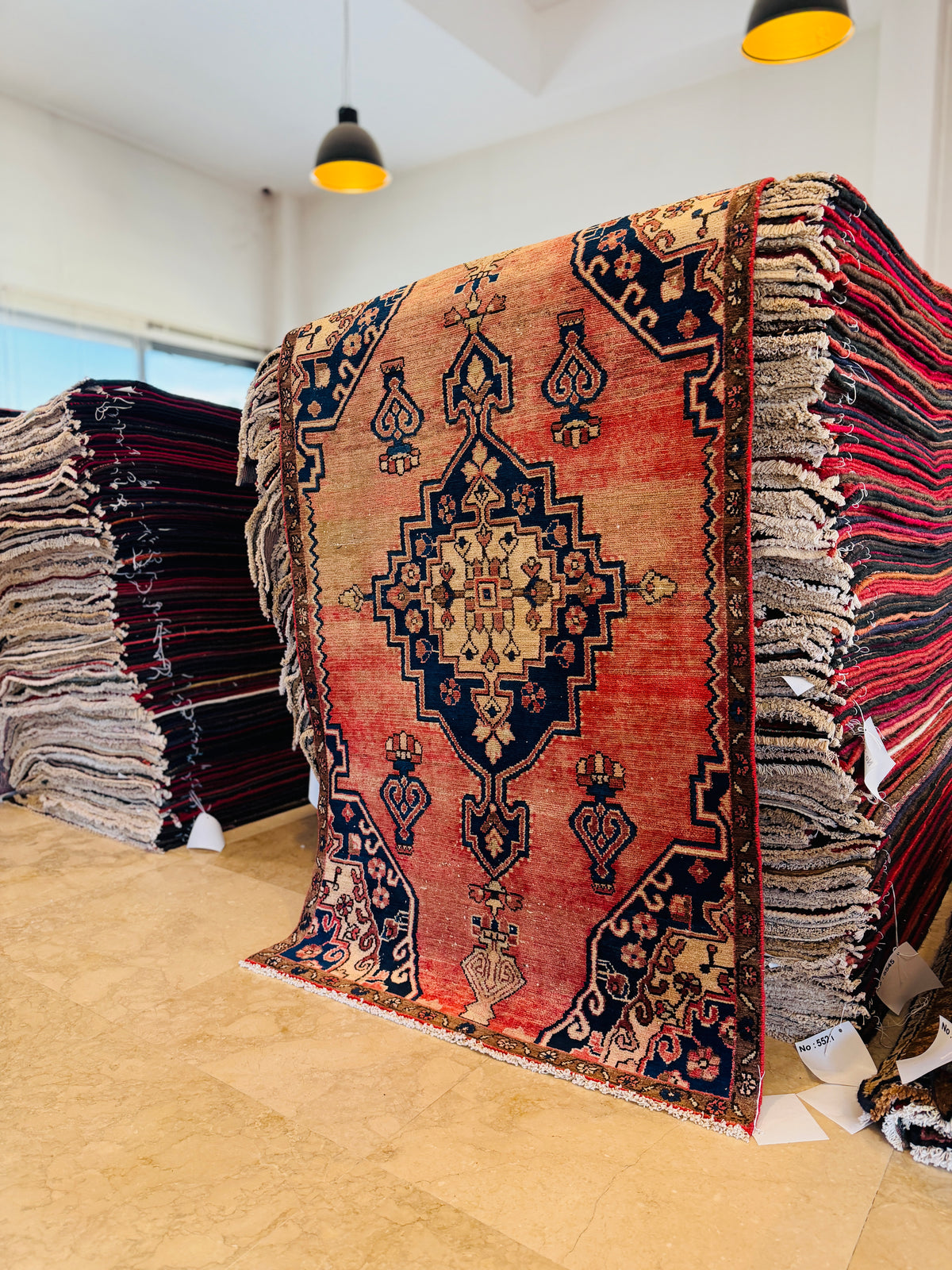 Tapis ancien en laine nouée à la main, rose saumon et bleu marine – 5' 6" x 3' 4" (168 x 102 cm)