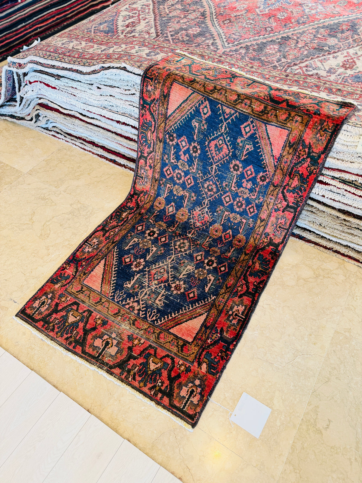 Tapis ancien en laine nouée à la main, bleu marine délavé et rouge – 5' 5" x 2' 7" (166 x 78 cm)