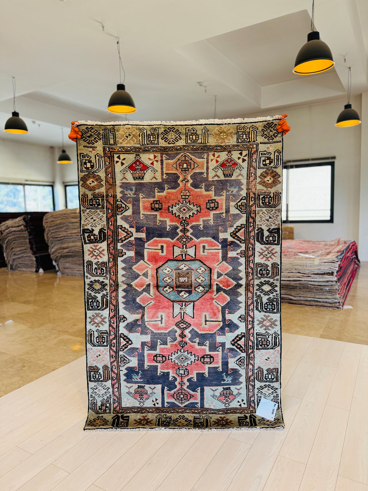 Tapis vintage en laine nouée à la main, corail délavé et bleu marine – 6' 2" x 3' 11" (188 x 120 cm)