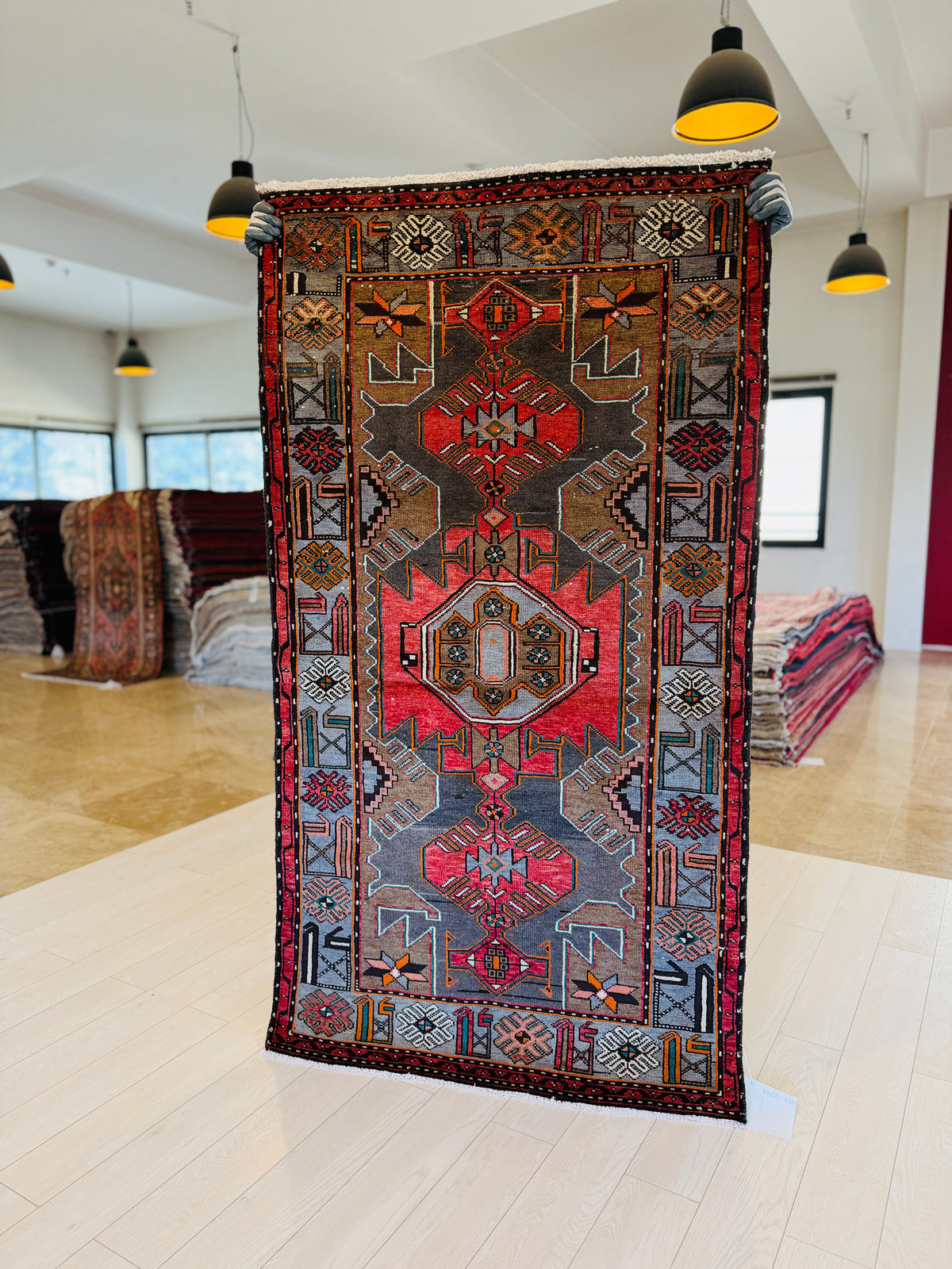 Tapis vintage en laine nouée à la main, rouge délavé et bleu – 6' 2" x 3' 5" (189 x 103 cm)