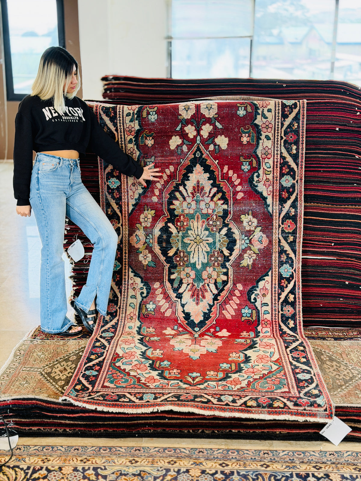 Antique Red Traditional Area Rug – 9' 10" x 4' 0" (299 x 123 cm)
