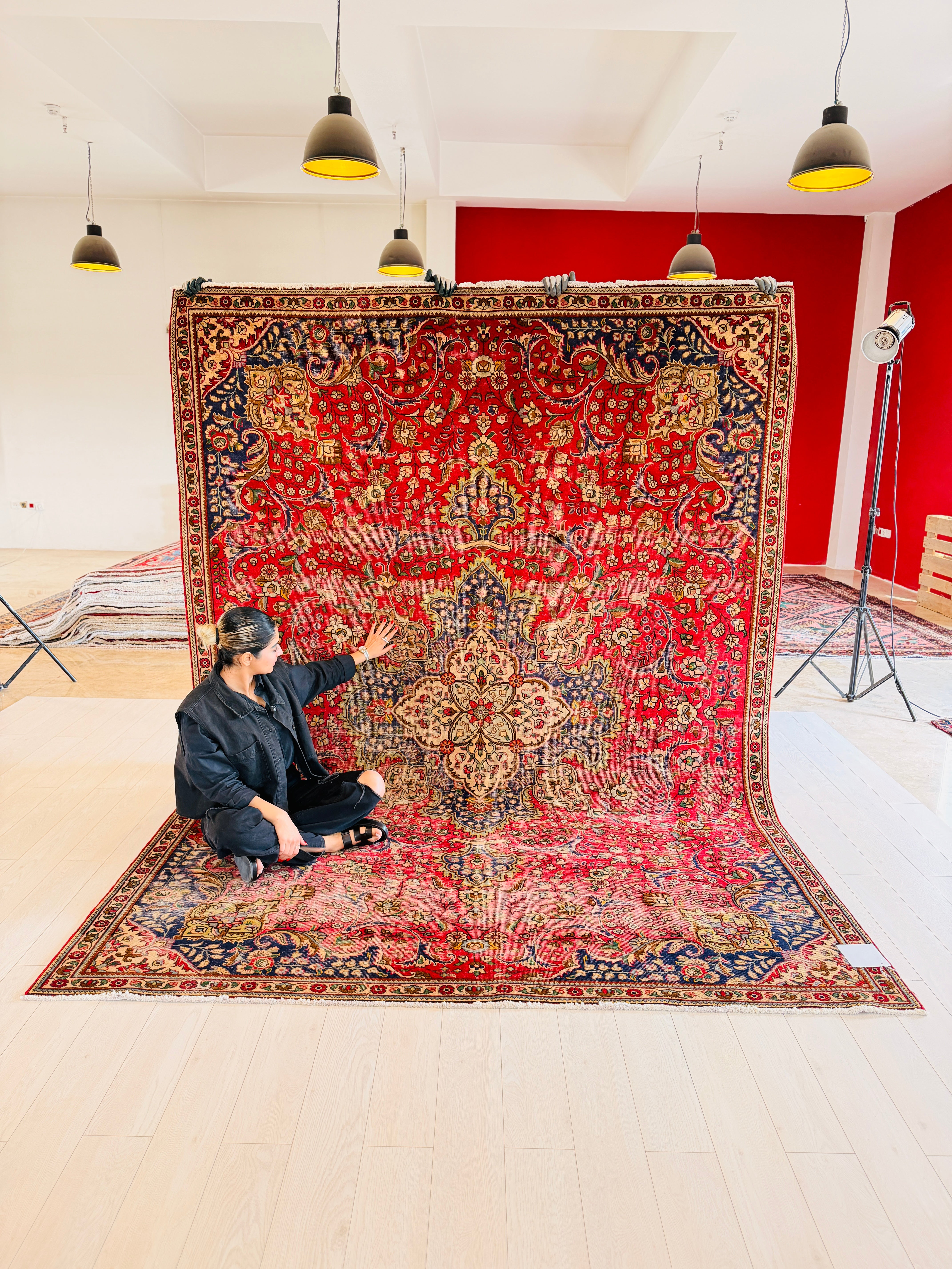 Vintage Red Floral Rug – 10' 7" x 7' 7" (323 x 231 cm)